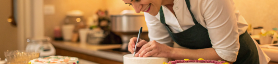 une femme qui décore ses gâteaux