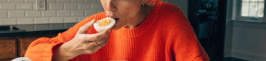 une femme qui mange des œufs