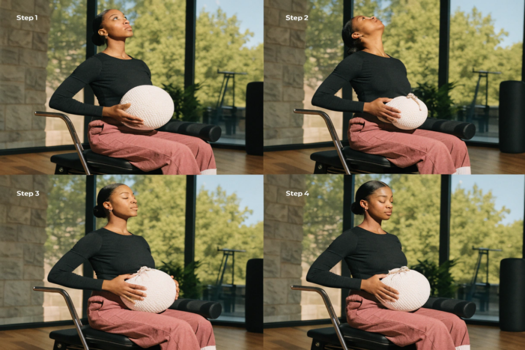 une femme qui pratique la respiration en 4 étapes à travers le pilates