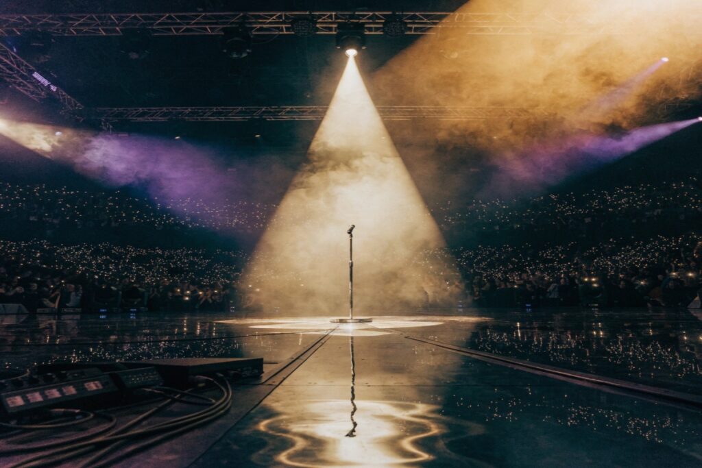 Une scène de concert avec projecteur et micro