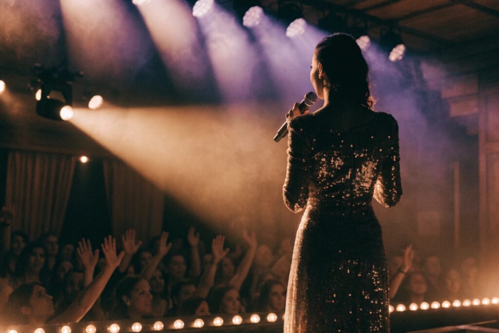 Une jeune chanteuse, debout sur le devant d'une scène
Profitez de la fête de la musique pour voir un film musical