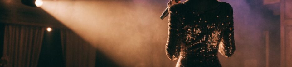 Une jeune chanteuse, debout sur le devant d'une scène Profitez de la fête de la musique pour voir un film musical