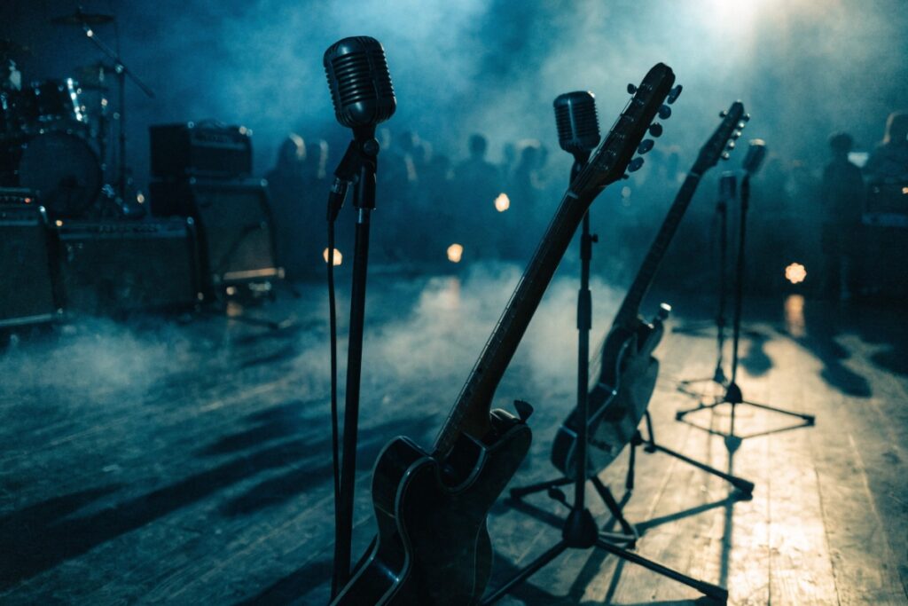 Ambiance de fête de la musique avec deux guitares et des microphones  