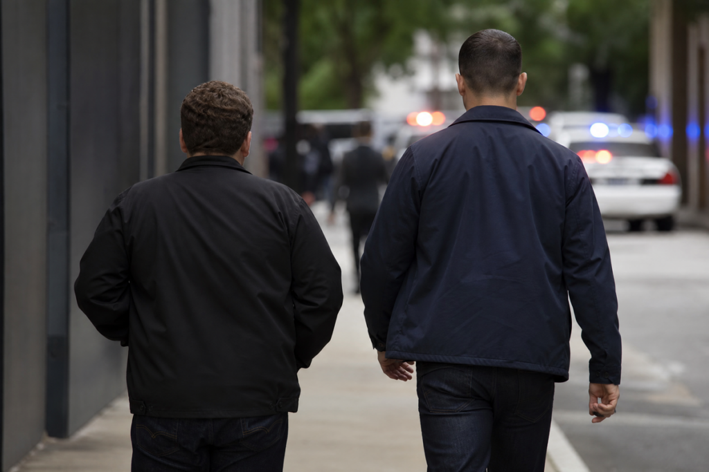 Deux policiers en civil rappelant les acteurs de 24 Jump Street
