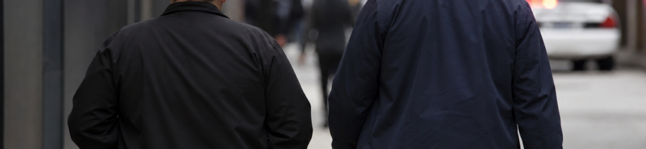 Deux policiers en civil rappelant les acteurs de 24 Jump Street