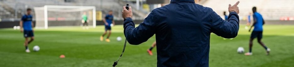 Un entraîneur de football