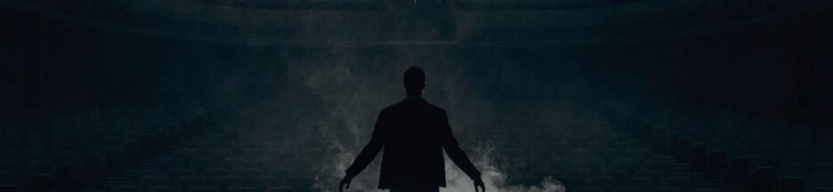 Silhouette d’un artiste dans un décor de lumières de scène
