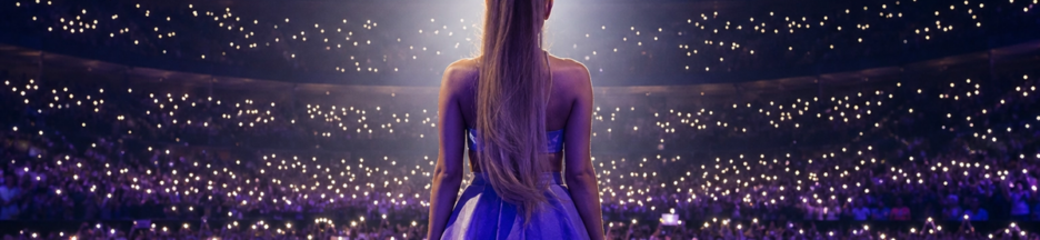 Une chanteuse pop ressemblant à Ariana Grande vue de dos