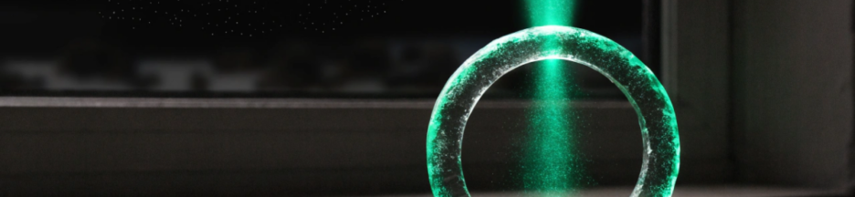 Un anneau vert lumineux projetant un faisceau vers un ciel étoilé