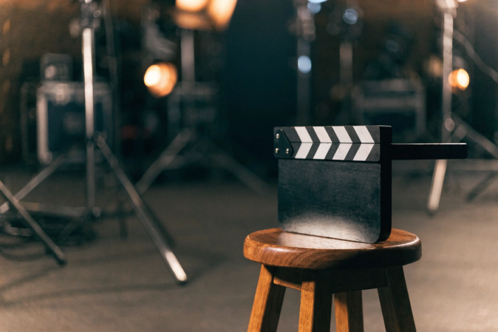 Un clapper de cinéma posé sur un plateau de tournage vide