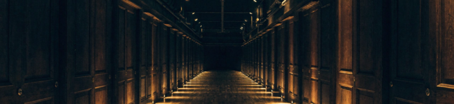 Couloir de théâtre vide comme dans le film De la Comédie-Française