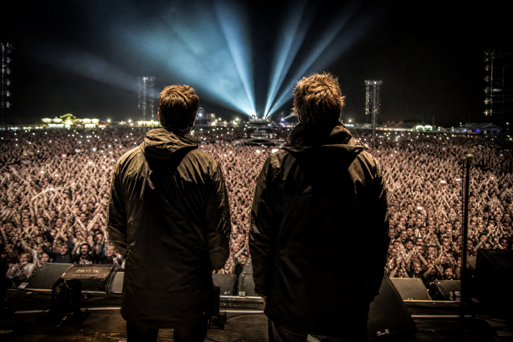 Deux hommes au style inspiré de Liam et Noel Gallagher