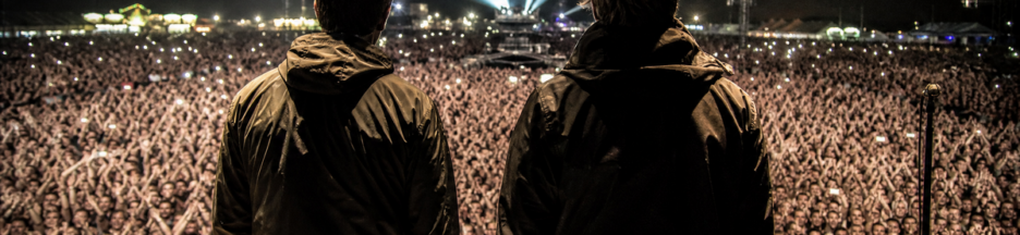 Deux hommes au style inspiré de Liam et Noel Gallagher