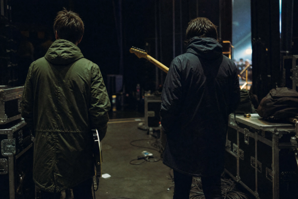 Deux musiciens dans les coulisses d'une grande salle de concert