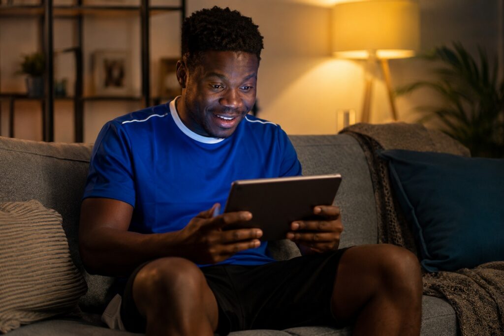Un homme avec sa tablette