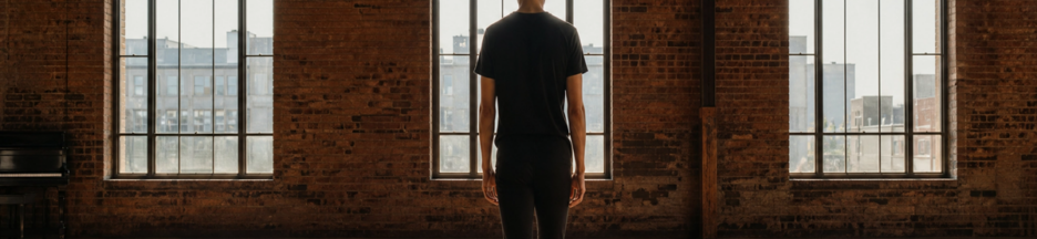 Jeune danseur de claquettes en pleine préparation dans un studio