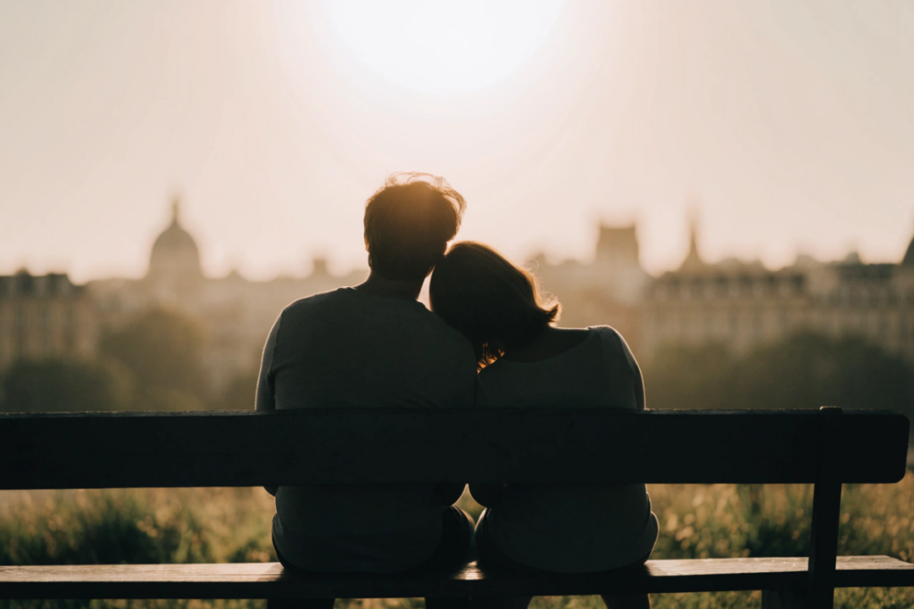 Un couple de dos au petit matin, ambiance du film Les Matins merveilleux