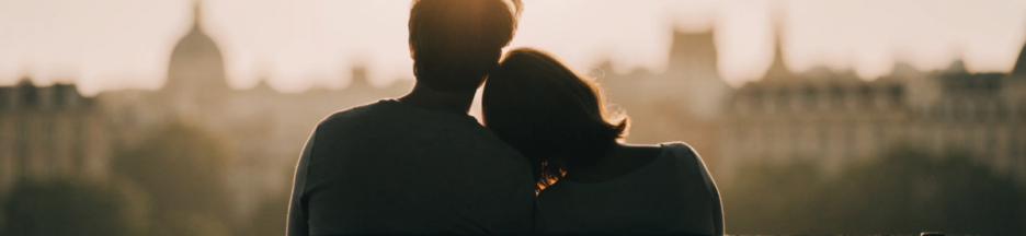 Un couple de dos au petit matin, ambiance du film Les Matins merveilleux