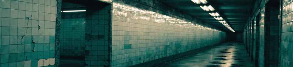 Un couloir de métro désert évoquant le Berlin des années 1980