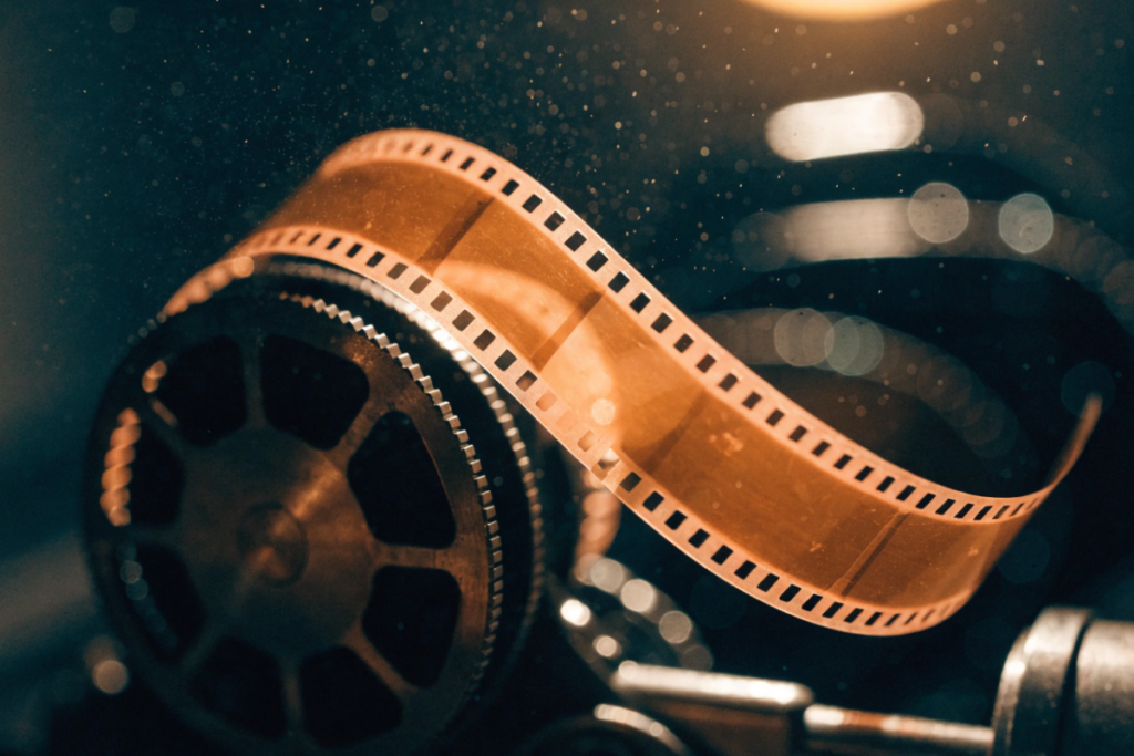 Une caméra argentique 35 mm évoquant un tournage à l'ancienne rapellant le film d'Isabelle Adjani