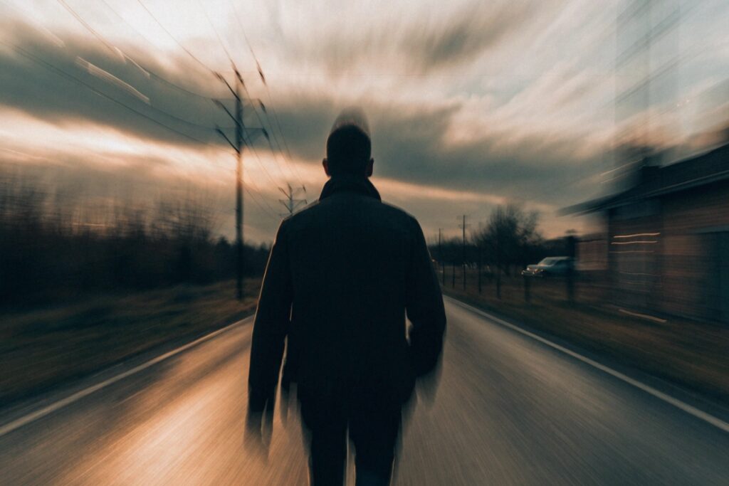 Silhouette massive d'un homme seul ressemblant au personnage de Reacher saison 4