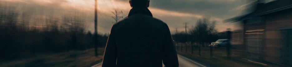 Silhouette massive d'un homme seul ressemblant au personnage de Reacher saison 4