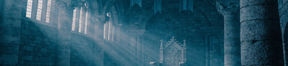 Une salle du trône médiévale vide traversée par des rais de lumière rappelant la serie House of the dragons