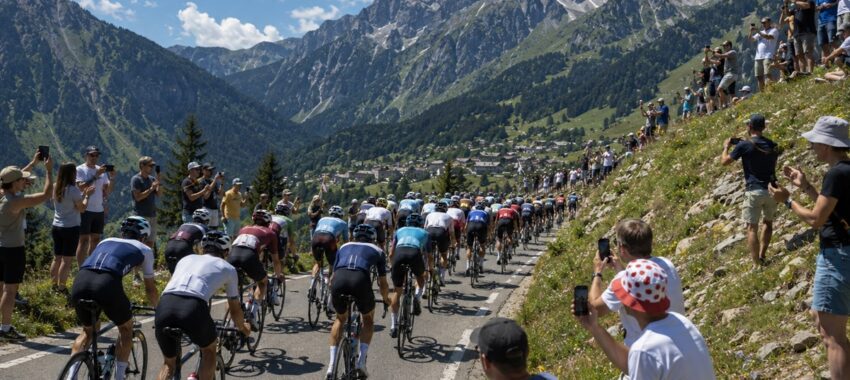 Tour de France : Richard Carapaz s&rsquo;impose lors de la 18e étape