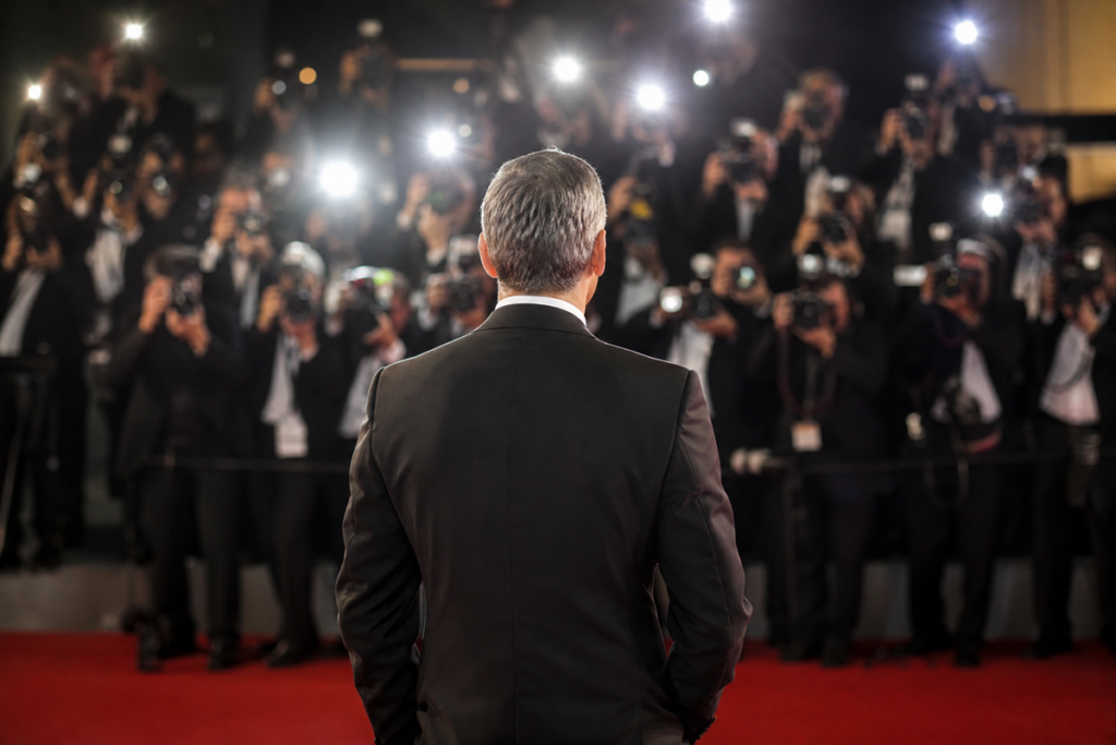 Un homme élégant au style inspiré de George Clooney