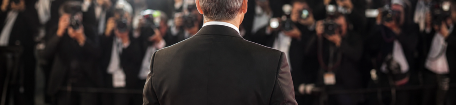 Un homme élégant au style inspiré de George Clooney