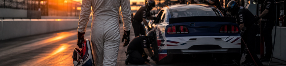 Un pilote de course vu de dos