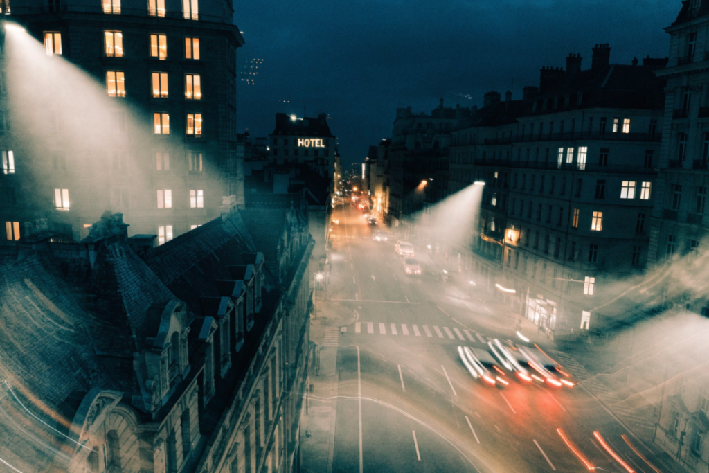 Vue de nuit sur une ville française
