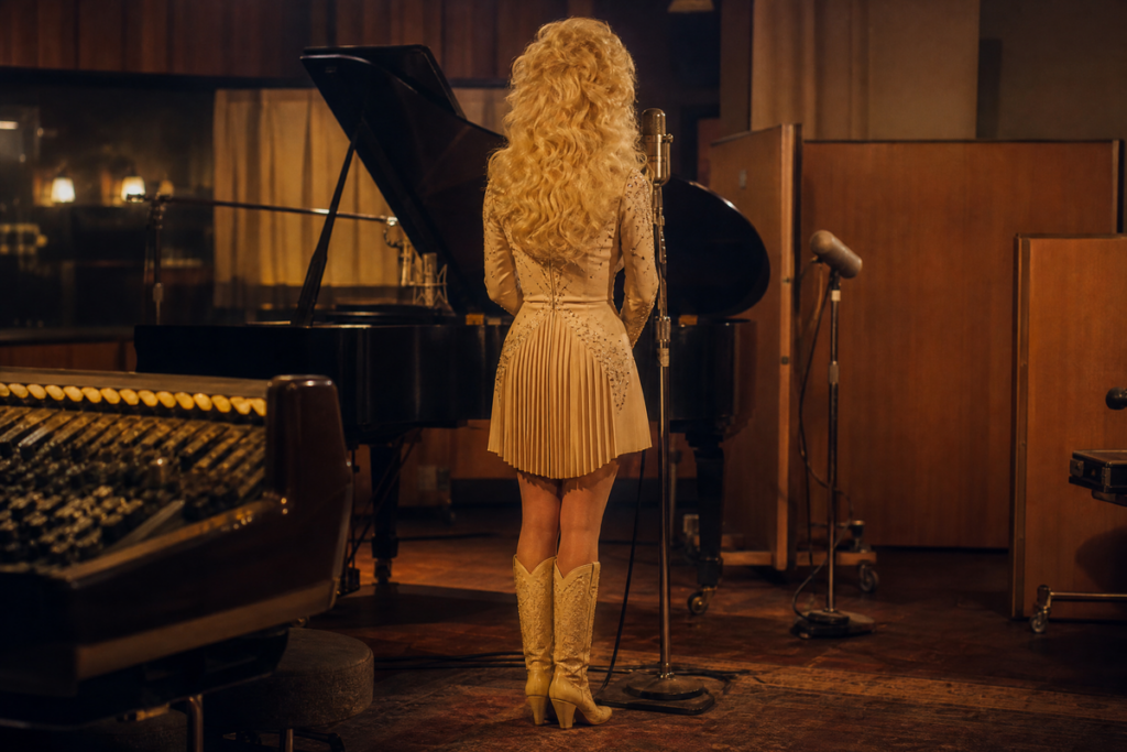 Chanteuse vue de dos dans un studio d’enregistrement
