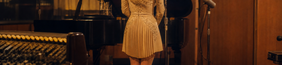 Chanteuse vue de dos dans un studio d’enregistrement