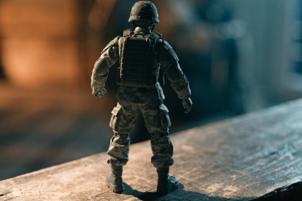 figurine militaire articulée de dos inspirée du prochain film Action Man