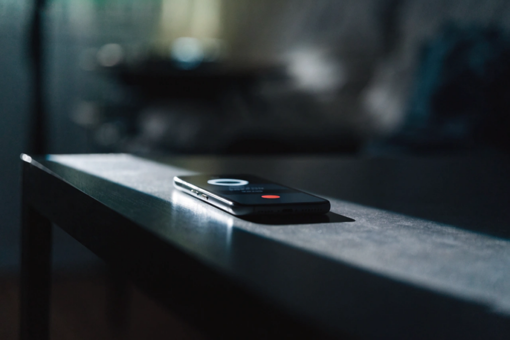 téléphone qui sonne sur table évoquant le thriller Animals