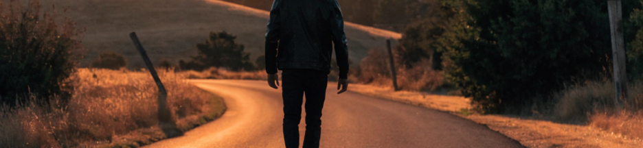 Silhouette masculine sur route californienne dans l'esprit de Cliff Booth