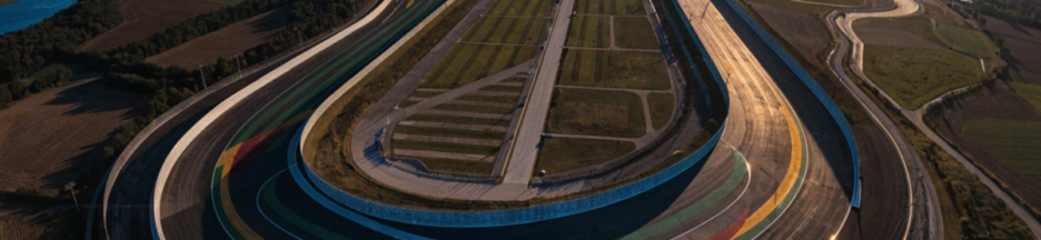 vue aérienne d’un circuit NASCAR rapellant l’univers de Days of Thunder 2