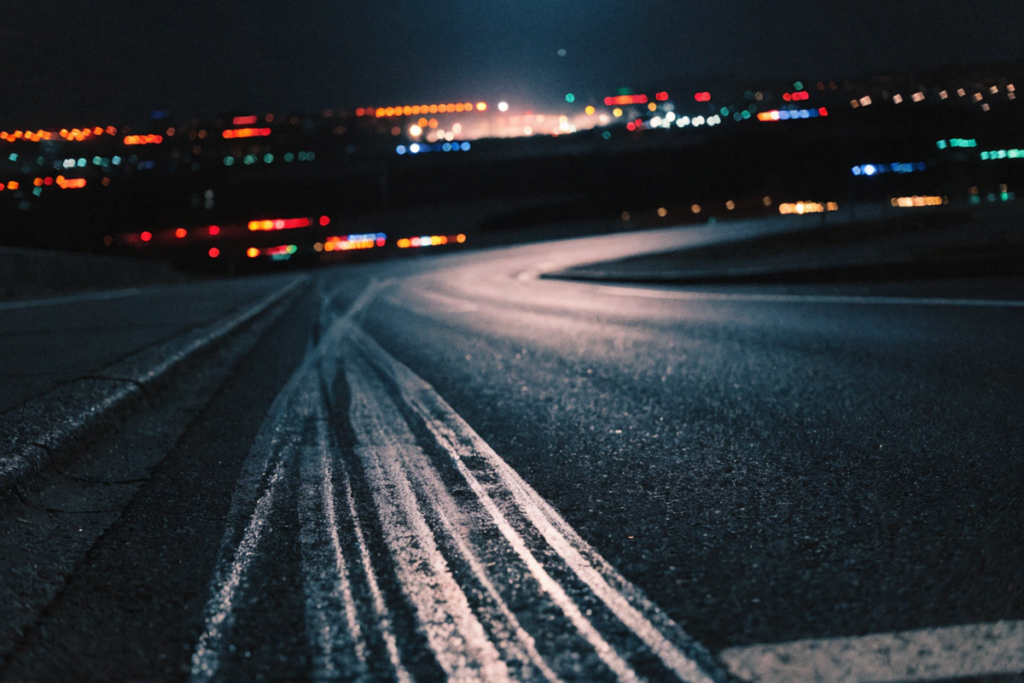 route nocturne déserte évoquant l'univers de Fast Forever Fast & Furious