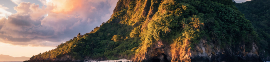 Île tropicale au coucher du soleil évoquant le décor de L'Île au Trésor