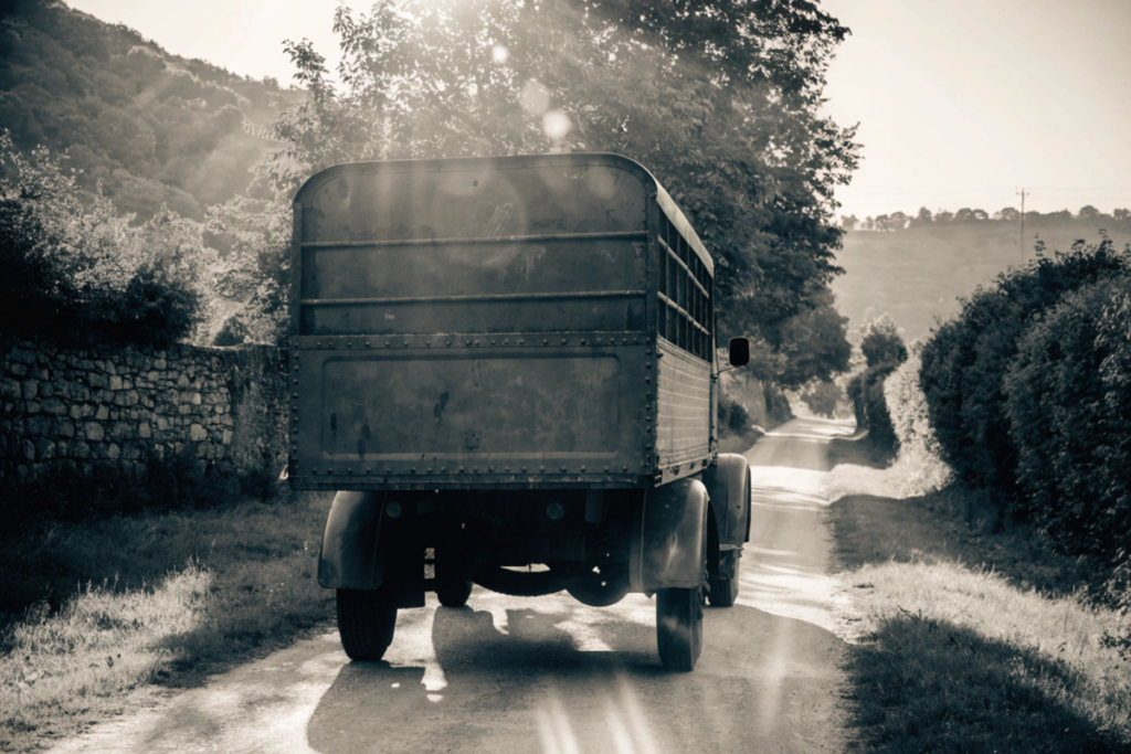 Camion ancien des années 1930 évoquant Les héros du Louvre