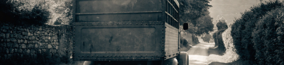 Camion ancien des années 1930 évoquant Les héros du Louvre
