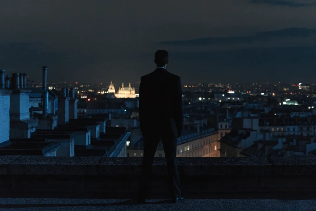 silhouette de dos sur les toits de Paris la nuit dans lésprit de Lupin saison 4