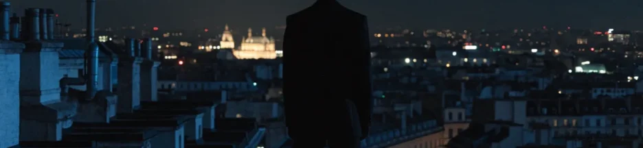 silhouette de dos sur les toits de Paris la nuit dans lésprit de Lupin saison 4