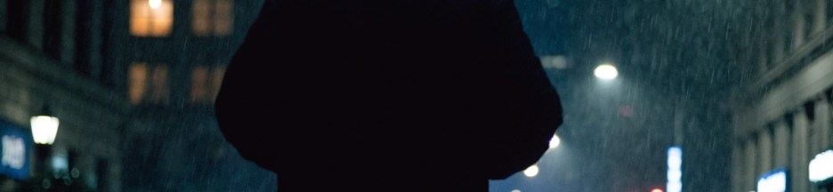 Un homme seul dans une rue de Philadelphie pluvieuse, ambiance Reacher saison 4