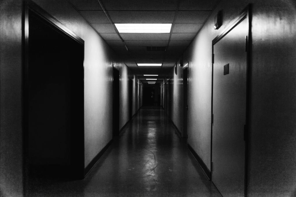 couloir désert ambiance thriller évoquant l'atmosphère de Scapegoat d'Ari Aster