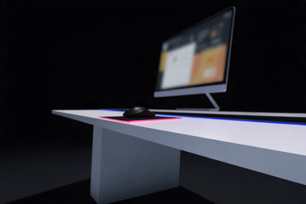 Configuration de bureau avec souris gamer sous éclairage LED