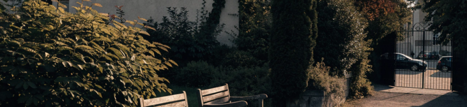 Jardin d'Ehpad parisien vu de l'extérieur évoquant le film Soudain