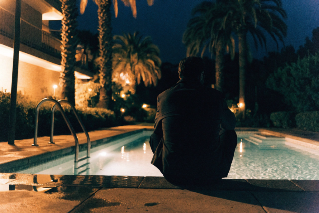 Piscine californienne avec une silhouette de dos au bord de l'eau