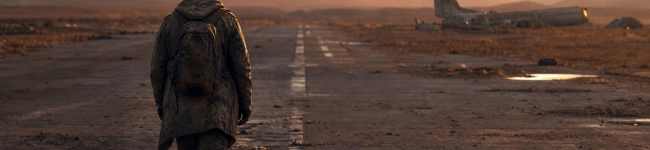 Un homme marchant sur une ancienne piste d’aéroport abandonnée